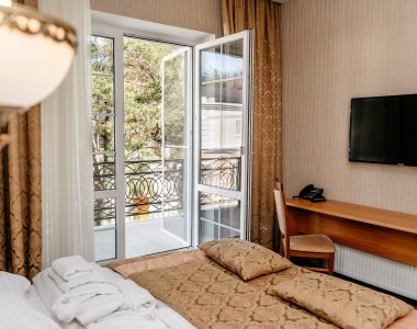 Double - Однокомнатный двухместный номер с одной кроватью, балконом и видом на озеро